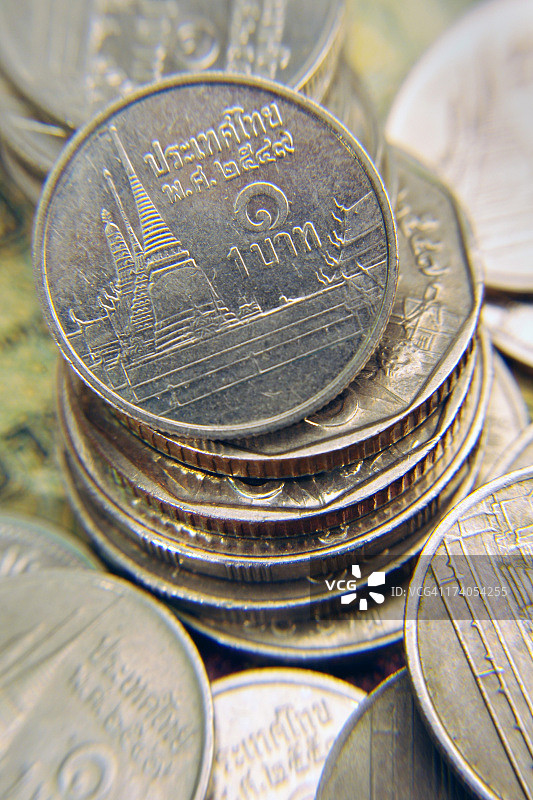 泰铢堆成的塔图片素材
