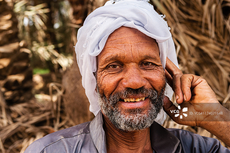 西瓦绿洲撒哈拉沙漠中的穆斯林男子肖像图片素材