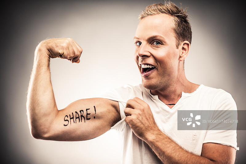二头肌上写着SHARE的男人图片素材