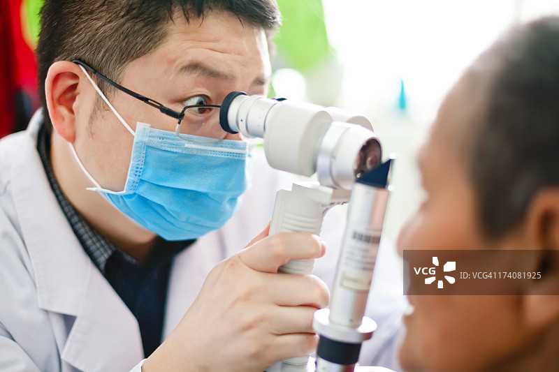 医生检查病人的眼睛图片素材