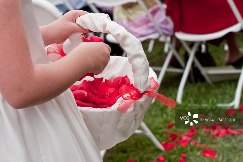婚礼上抛洒玫瑰花瓣的小花童图片素材