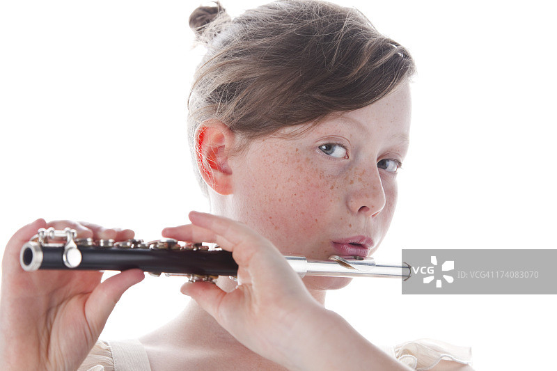 可爱女孩吹奏短笛图片素材