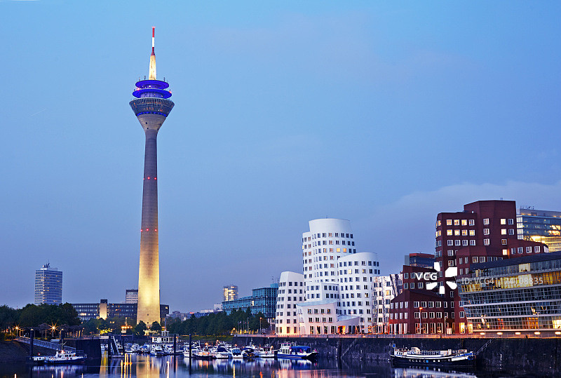 黄昏时的莱茵电视塔图片素材