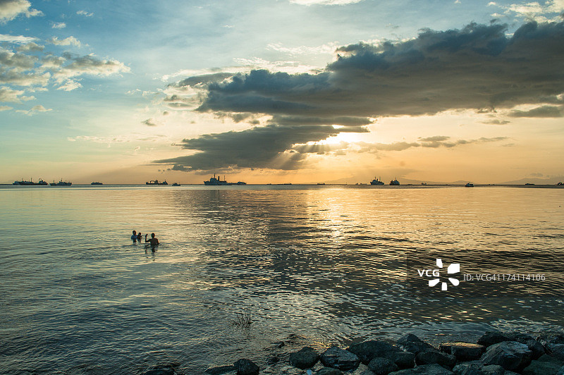 马尼拉湾的日落图片素材