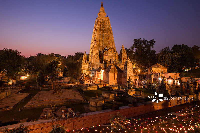 黄昏时分的摩诃菩提寺图片素材