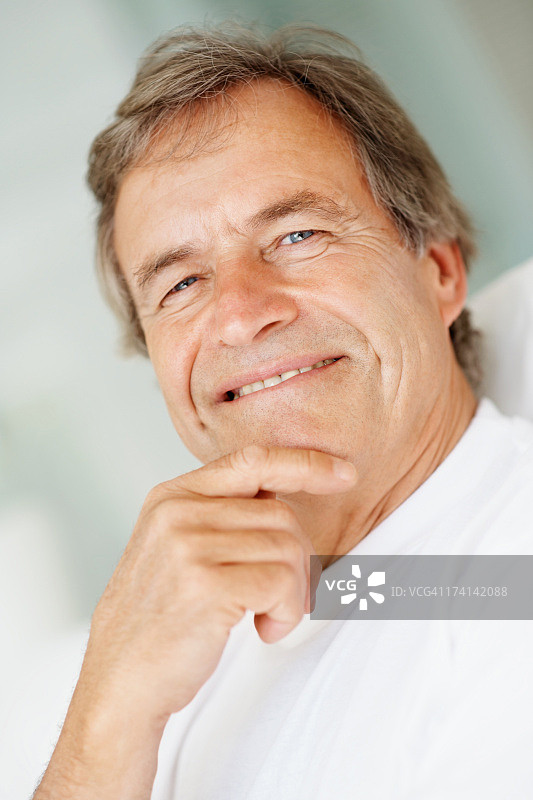手托下巴的微笑老人特写图片素材