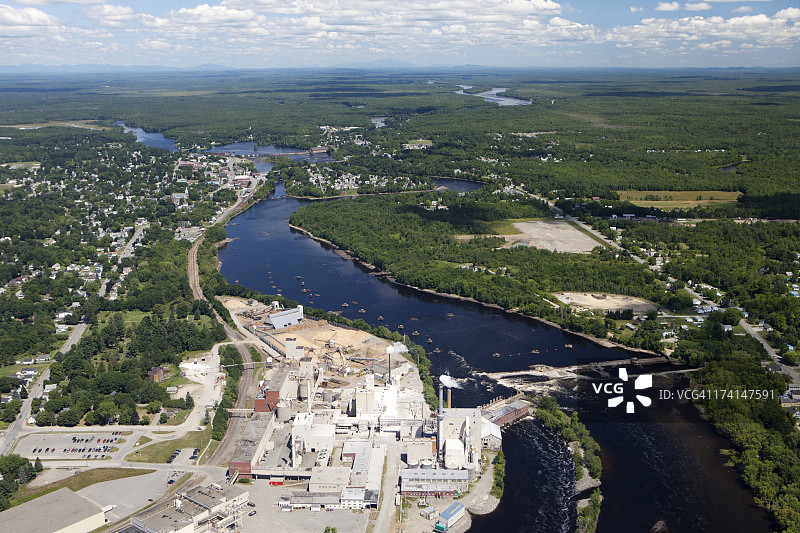 航拍大坝、沿河城市与森林图片素材