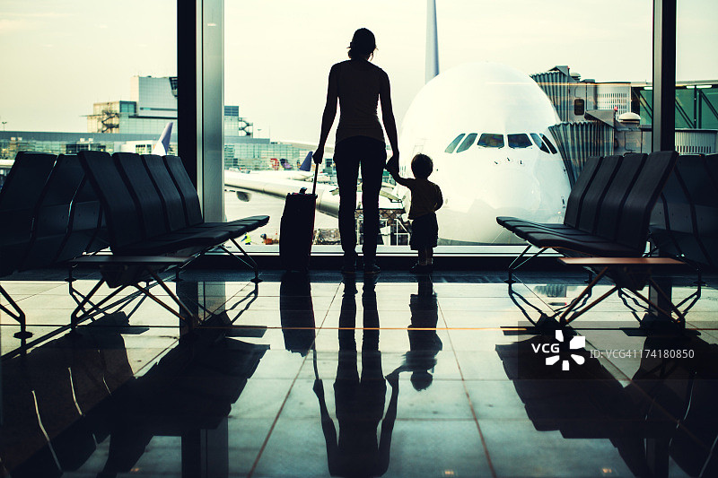 母子在机场图片素材