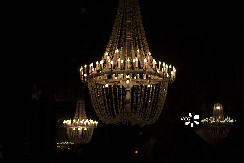 黑暗中的吊灯图片素材