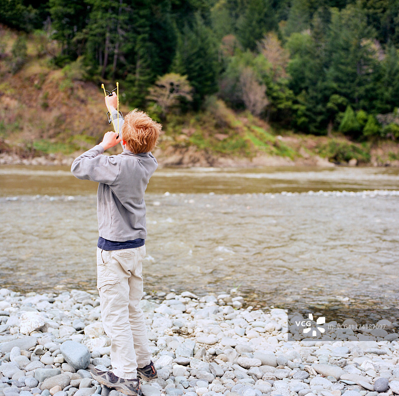 男孩玩弹弓图片素材