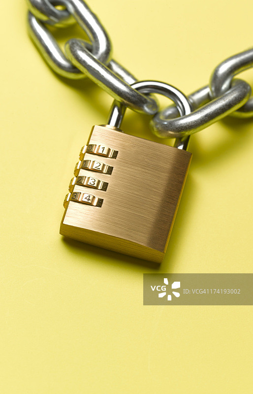 锁定的密码锁和链条图片素材
