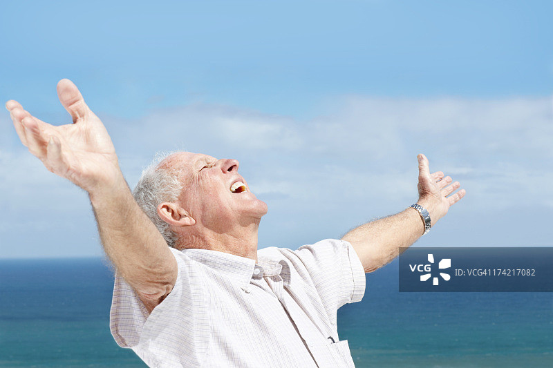 享受自由的快乐老年男人-户外图片素材