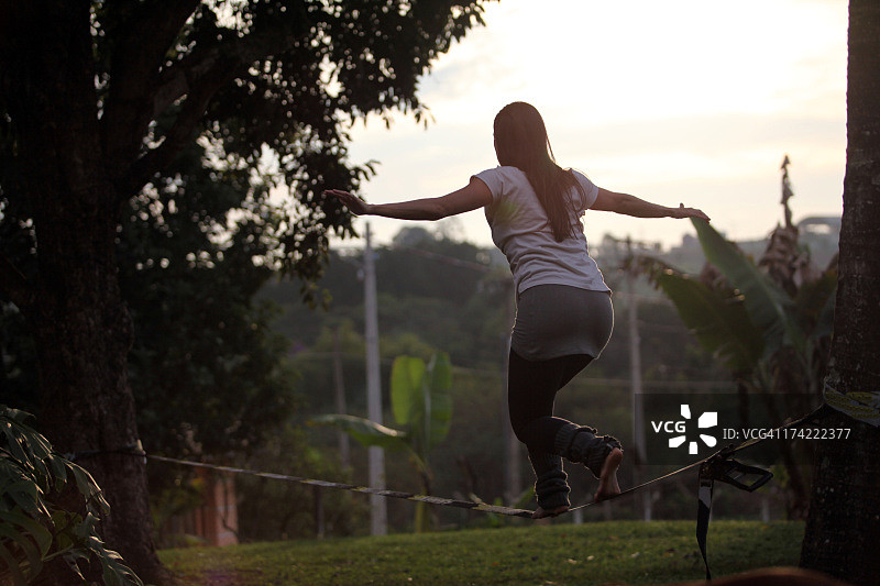 走扁带的女子图片素材