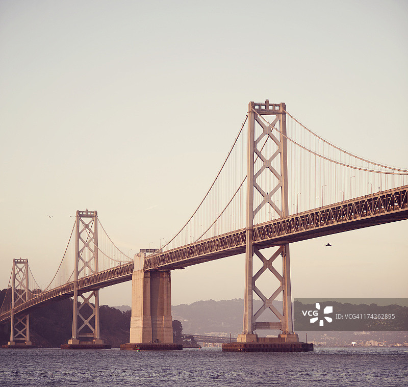 日落时分的旧金山-奥克兰海湾大桥图片素材