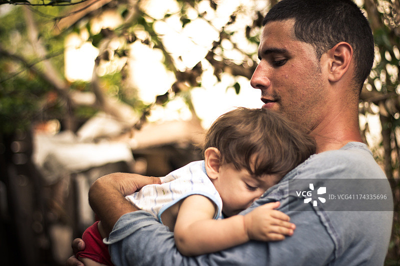 父亲和儿子玩耍图片素材