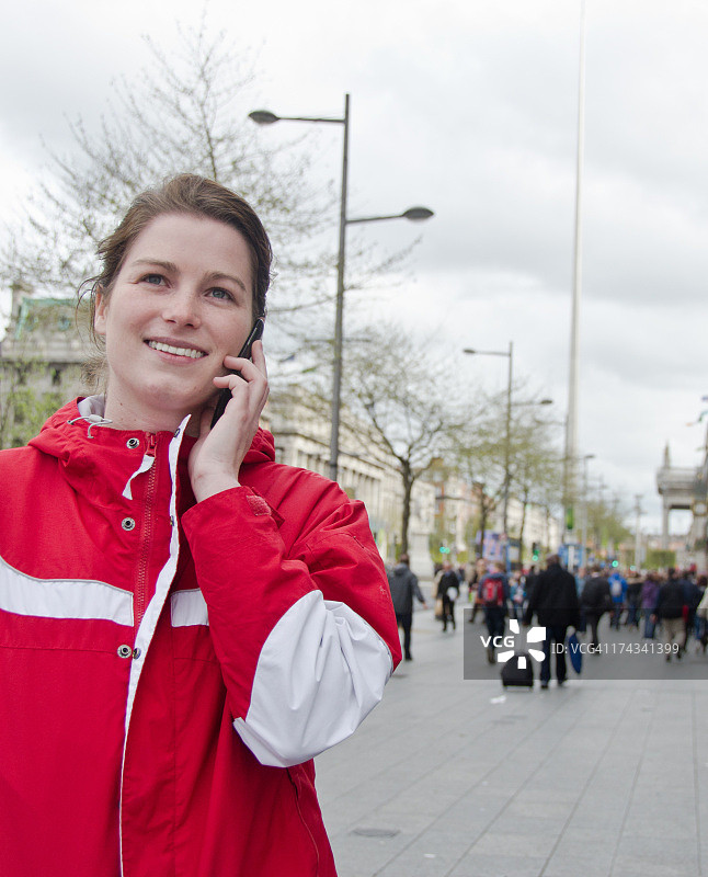在都柏林打电话的女人图片素材