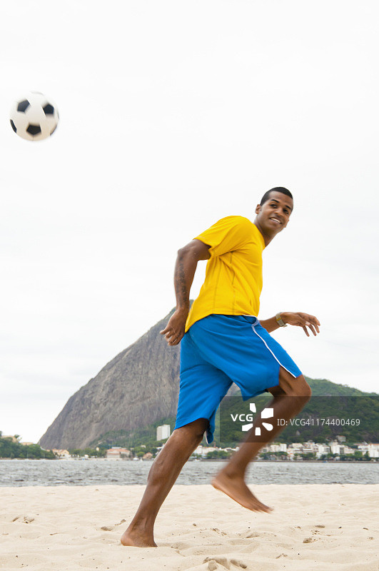 在巴西里约热内卢弗拉门戈海滩踢足球图片素材