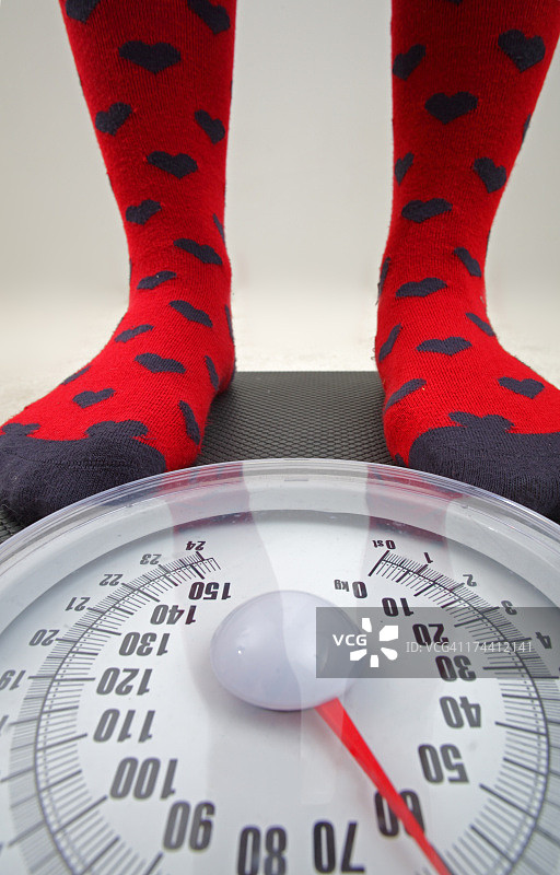 站在秤上的红心袜脚图片素材