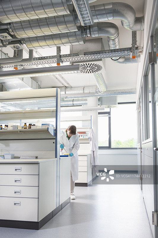 在实验室用移液管移液的女实验助理图片素材