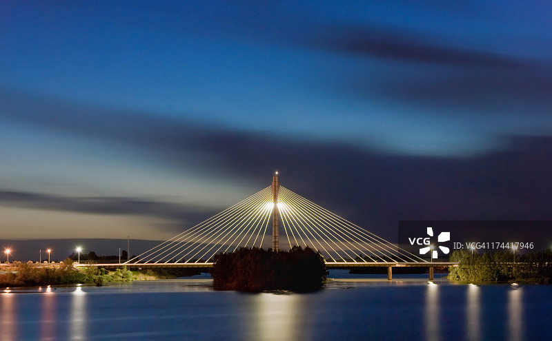 瓜迪亚纳河上的皇家桥，巴达霍斯，埃斯特雷马杜拉图片素材