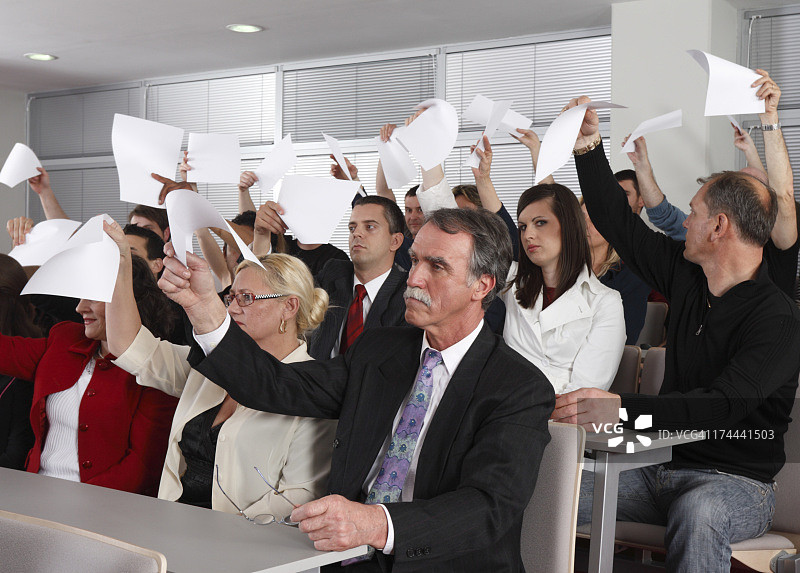 挥舞着宣传单图片素材