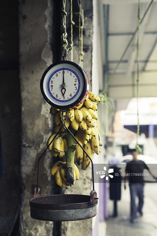 墨西哥梅里达的市场秤和彩色香蕉图片素材