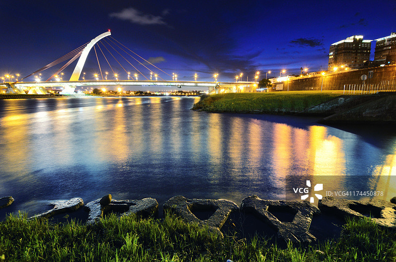 蓝色时刻大直桥的水面倒影图片素材