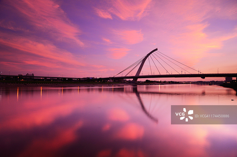 大直桥在红空下的水面倒影图片素材