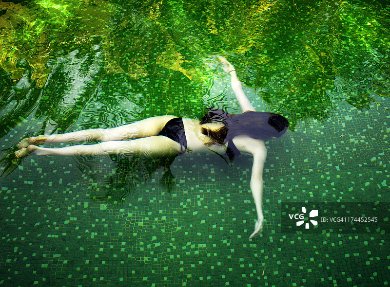 水下游泳的女子图片素材