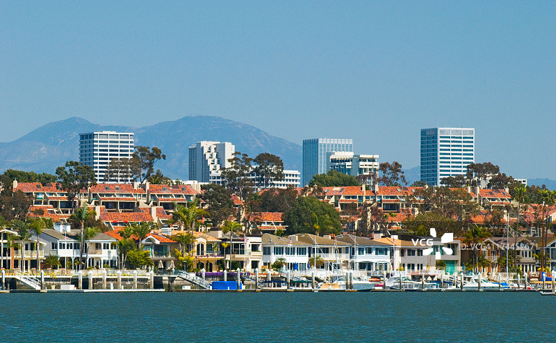 纽波特比奇的天际线和房屋图片素材