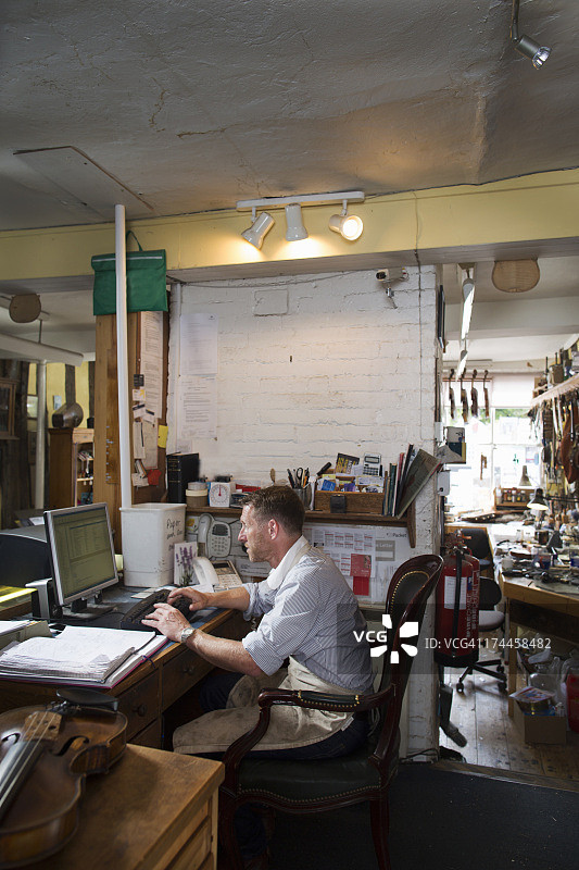 在小提琴店工作的男人图片素材