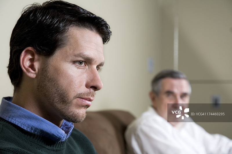 沉思的男人和他的父亲看着他图片素材