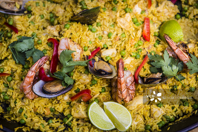 拉丁节街头摊位上的西班牙海鲜饭图片素材