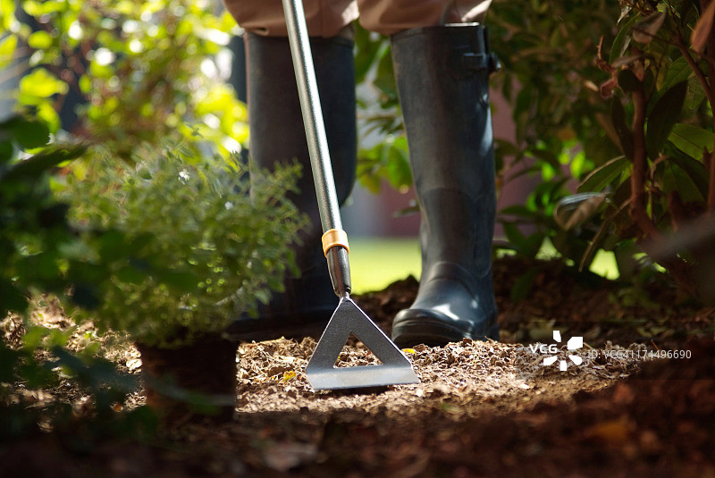男人使用锄头图片素材