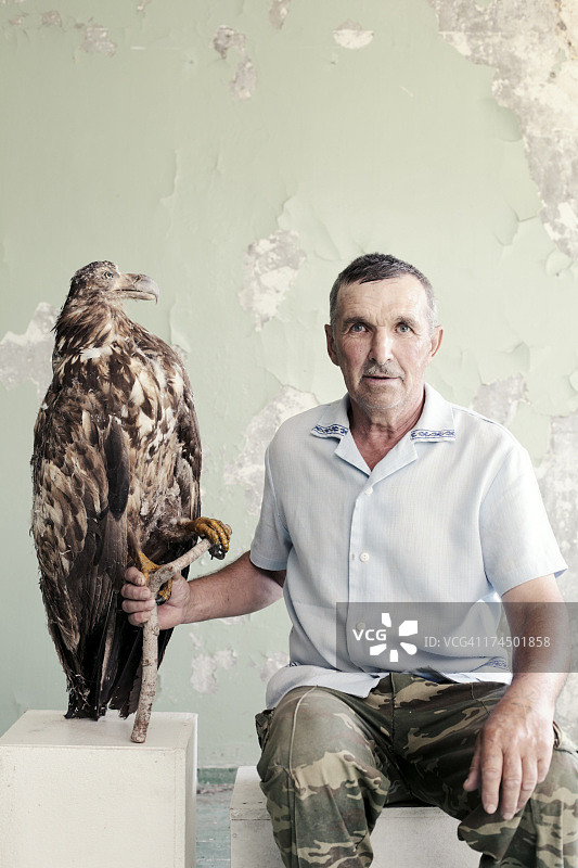 男子与填充鸟的肖像图片素材