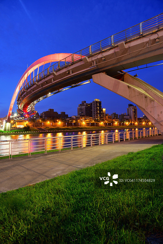 魔幻时刻的彩虹桥图片素材