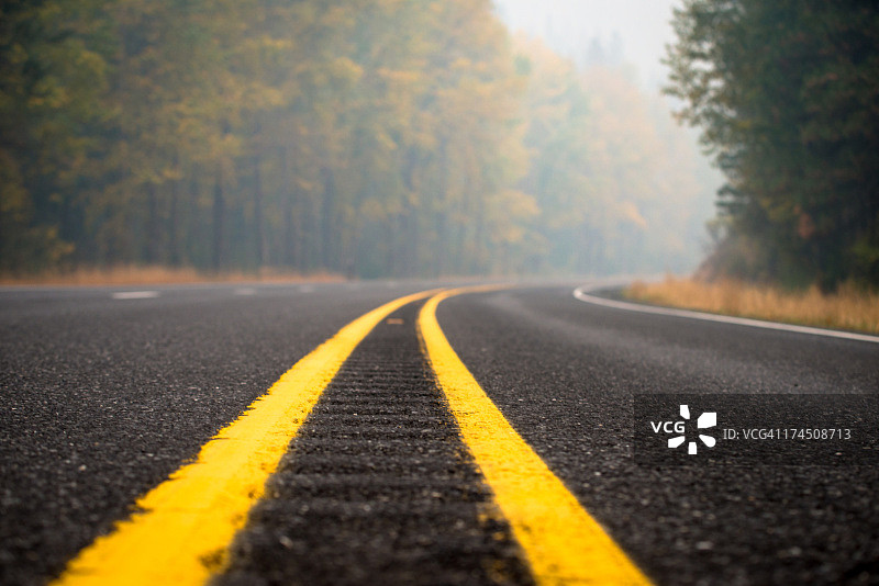 烟雾弥漫的道路图片素材
