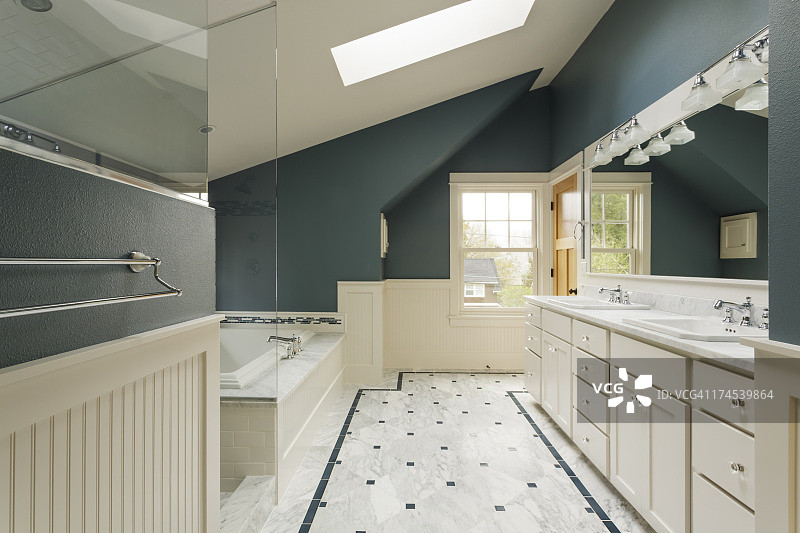 定制设计的主浴室图片素材