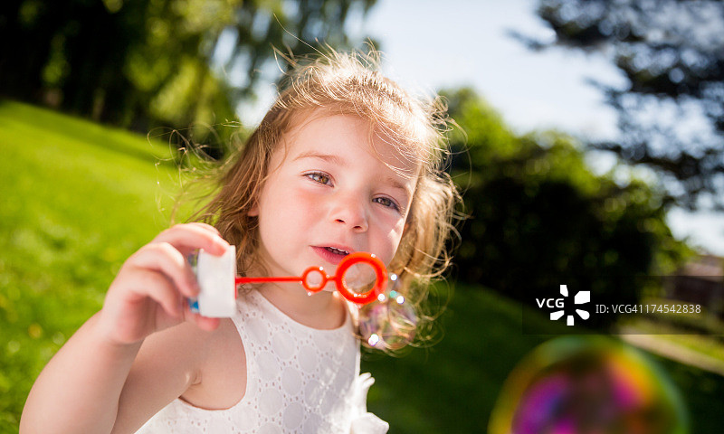 可爱的小白人女孩吹泡泡图片素材