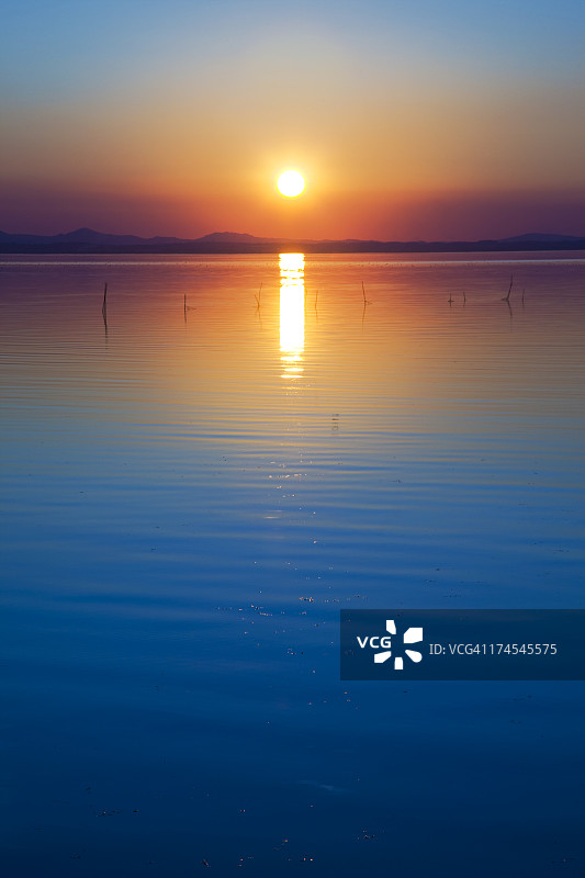 日落和湖泊图片素材