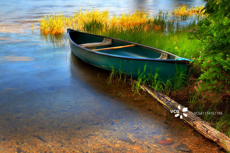 上佩耶特湖岸边停泊的孤独独木舟图片素材