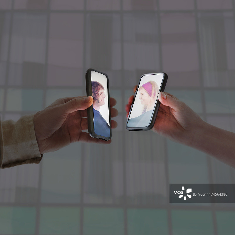 男人和女人在手机上进行视频通话图片素材
