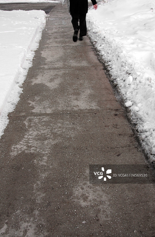冬季撒盐的耕地街道图片素材