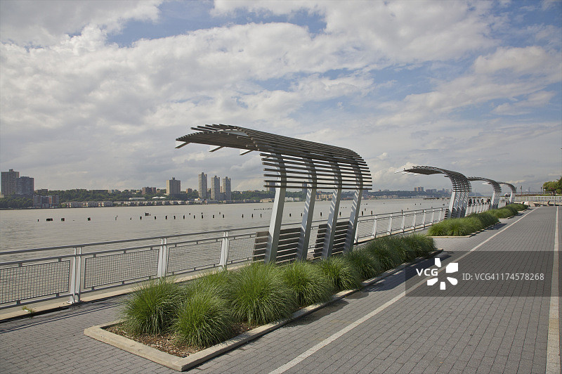 水边的钢制街道家具系列图片素材