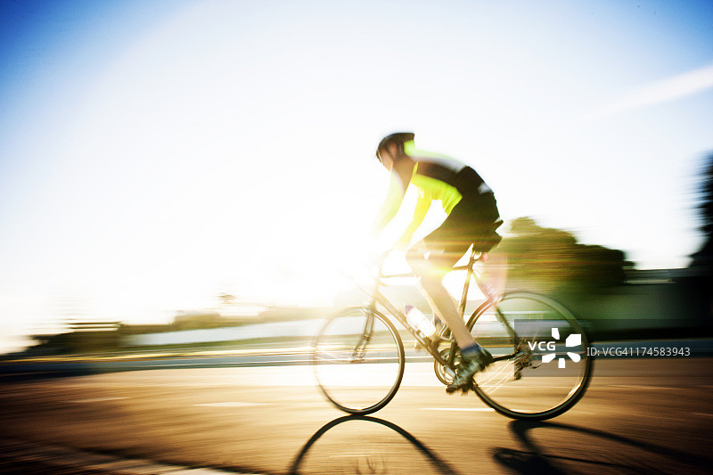 清晨骑行图片素材