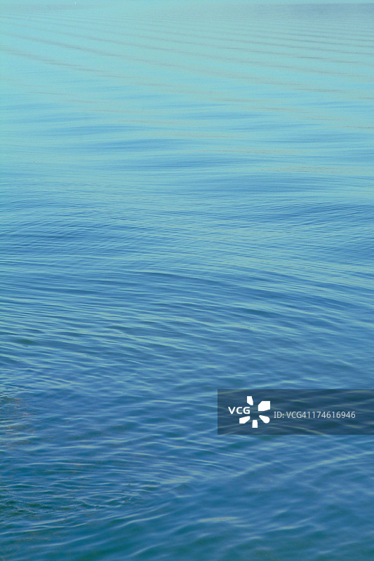 蓝色的湖图片素材