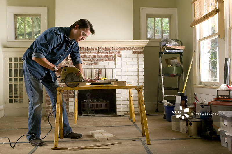 男人装修室内图片素材