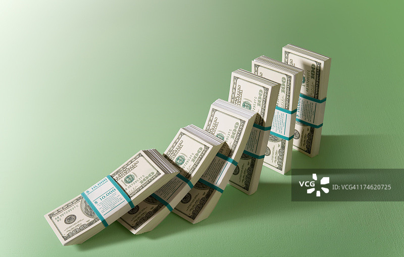 掉落的一捆100美元钞票图片素材