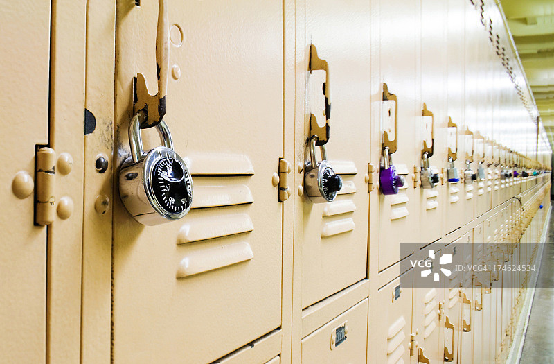 高中走廊里的金属储物柜图片素材