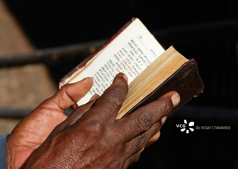 在埃塞俄比亚拉利贝拉阅读圣经的信徒图片素材